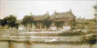 1930 年攝於臺北孔廟前景