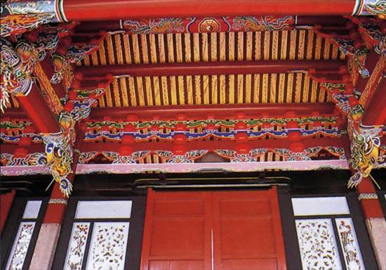The wooden structure of Yi Gate