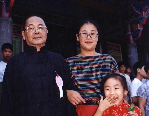第1張-魏美容老師與其女兒及其先父魏錦文先生祖孫三代合影於臺北孔廟，攝於民國八十年、共1張圖片
