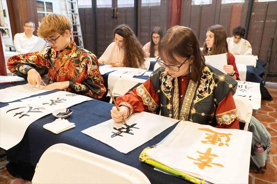 第2張-國際交換學生揮毫書寫體驗漢風文化-書藝文美、共2張圖片