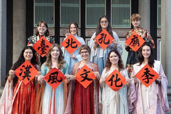 第1張-國際交換學生著漢服-並展示體驗驗漢風文化-毫書書藝、共2張圖片