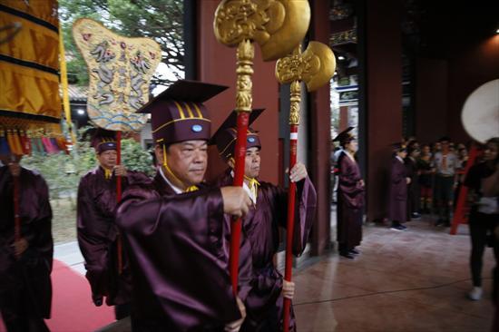 第3張-禮生手執祭器、共6張圖片
