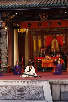 第4張-袁中平老師專注撫琴、共5張圖片