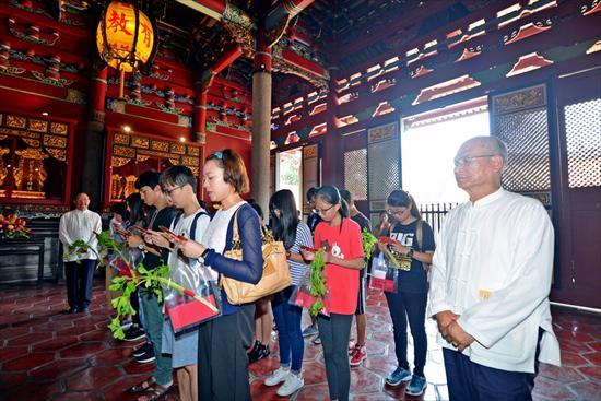 第1張-學子誠心祈求開啟智慧、共7張圖片