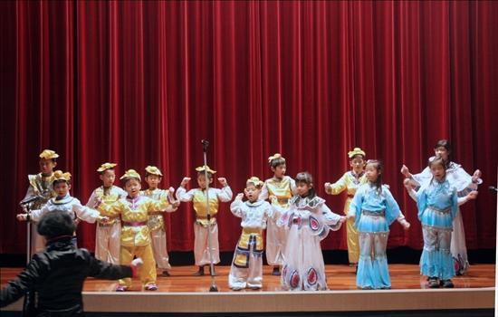 第2張-詩歌樂舞班學童合力表演〈春曉〉。、共3張圖片