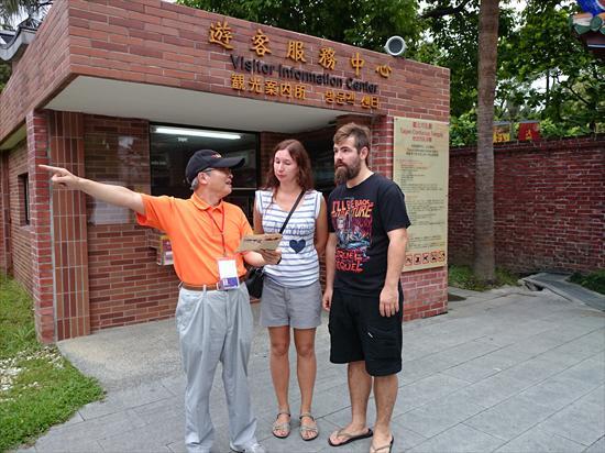 第4張-臺北孔廟外語志工協助外籍遊客情形、共5張圖片
