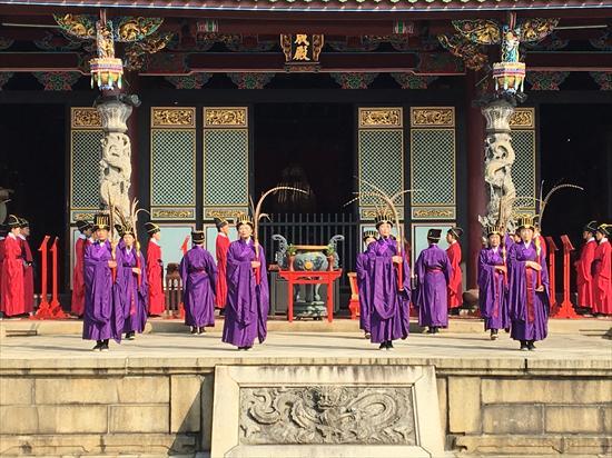 第2張-臺北孔廟雅樂舞志工於大成殿前展演、共5張圖片