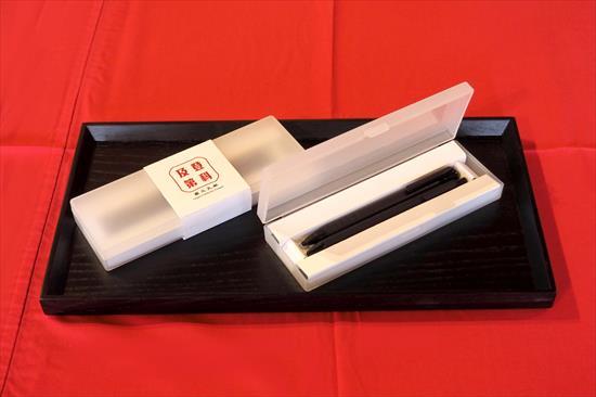 第1張-臺北孔廟限量祈福文具組，筆盒內含2B閱卷筆、中性筆、共3張圖片